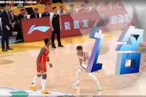 这球够难！塔克突破滑翔欲劈扣遭遇犯规仍将球上篮打进